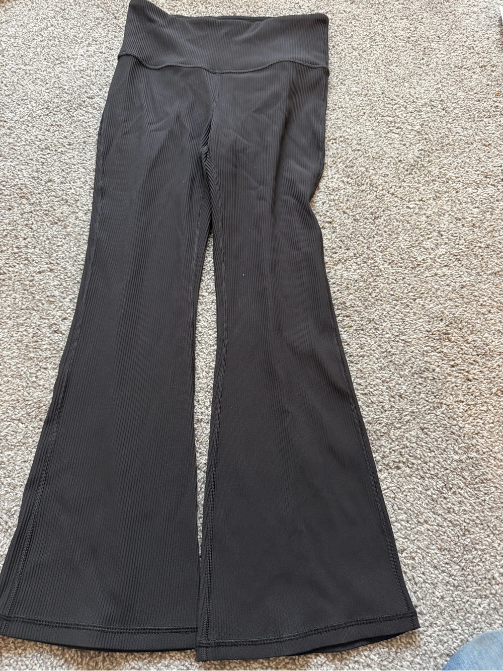 Athleta Elation Pantalon 3/4 Crop black Ribbed Flared Yoga Pants Size M athletic